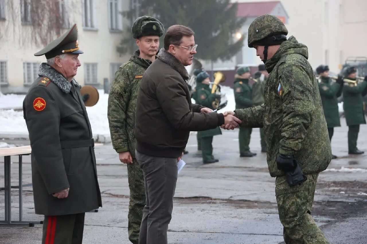 Военнослужащий. Военный новый год. Губернатор Азаров в зоне с военнослужащими сво.