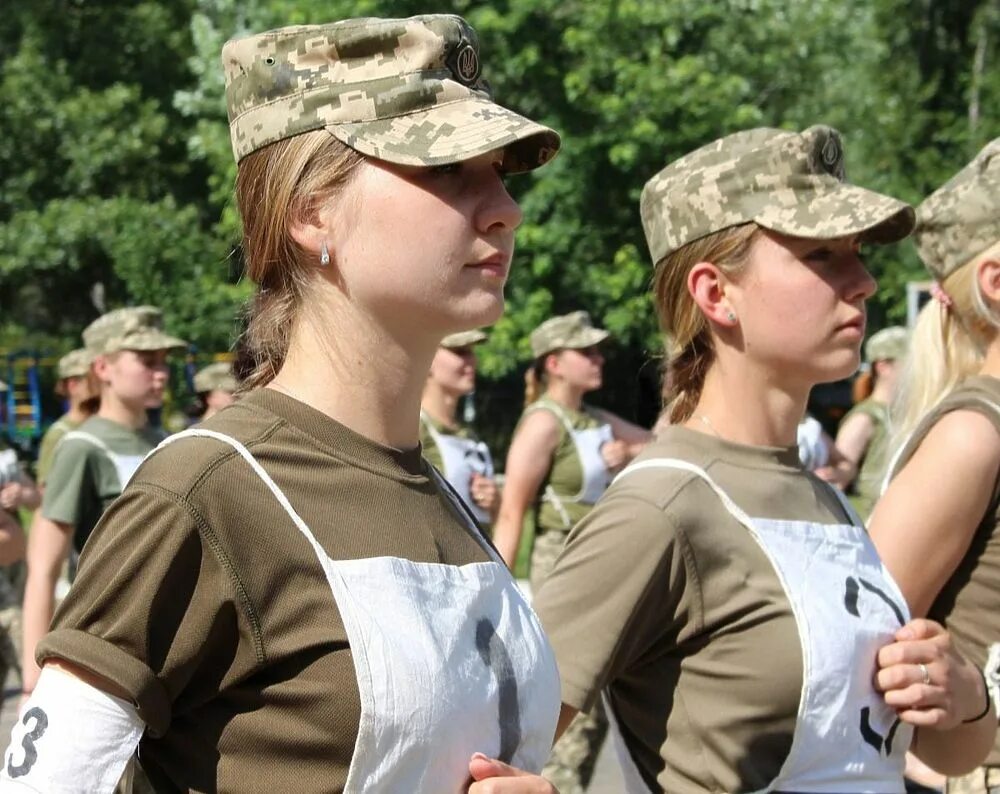 Украина девушки военные. Курсантки на параде в день независимости в Украине. Женщины военнослужащие. Женщины военные Украина. Украинские женщины военные.