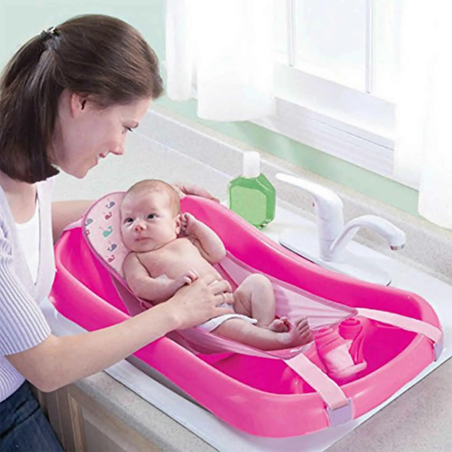 Приспособления для купания в ванной. Ванночка для новорожденного. Ванночка для купания новорожденного. Ванна для младенцев для купания. Купание новорожденных детей в ванночке.