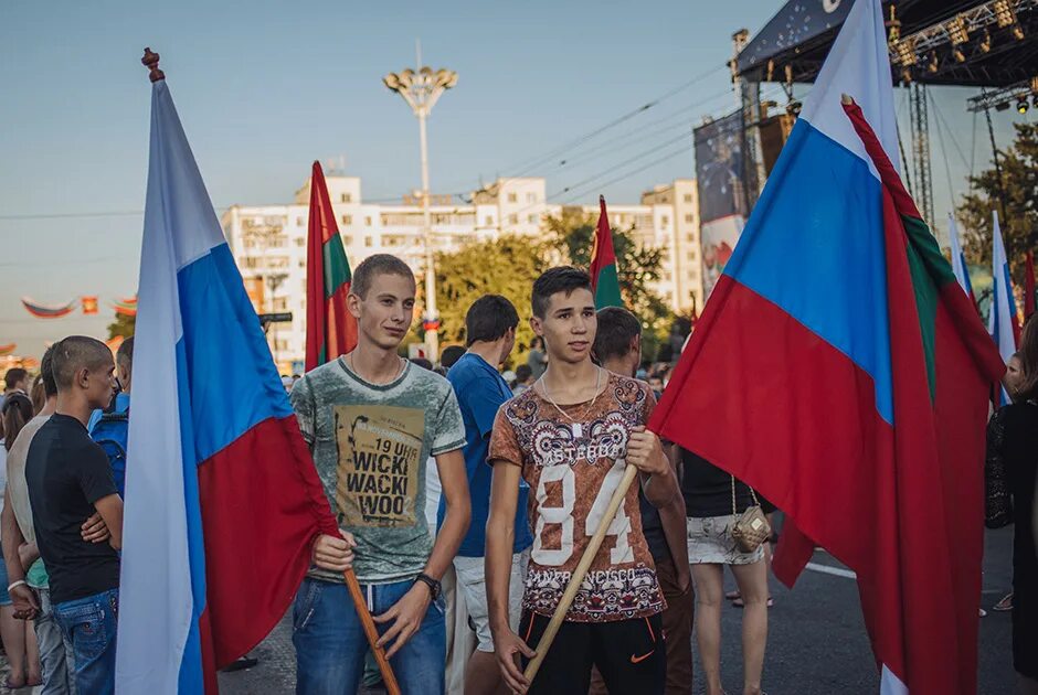 Присоединится ли приднестровье к россии. Русские флаги в Приднестровье. ПМР И Россия. Российский флаг в Приднестровье. Жители Приднестровья.