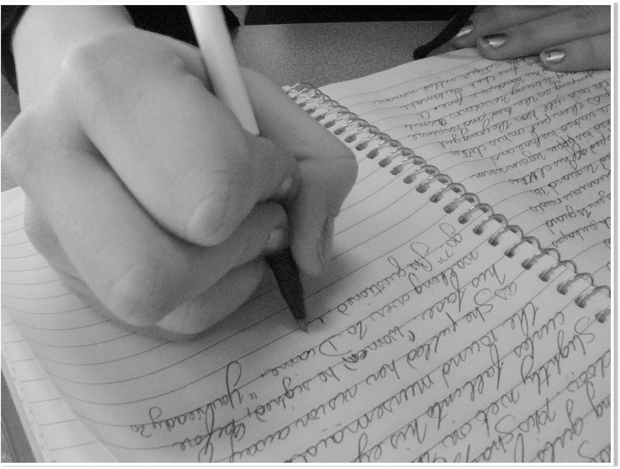 Человек пишет. Писать. Writing. Журналист пишущий очерки. Feature writing