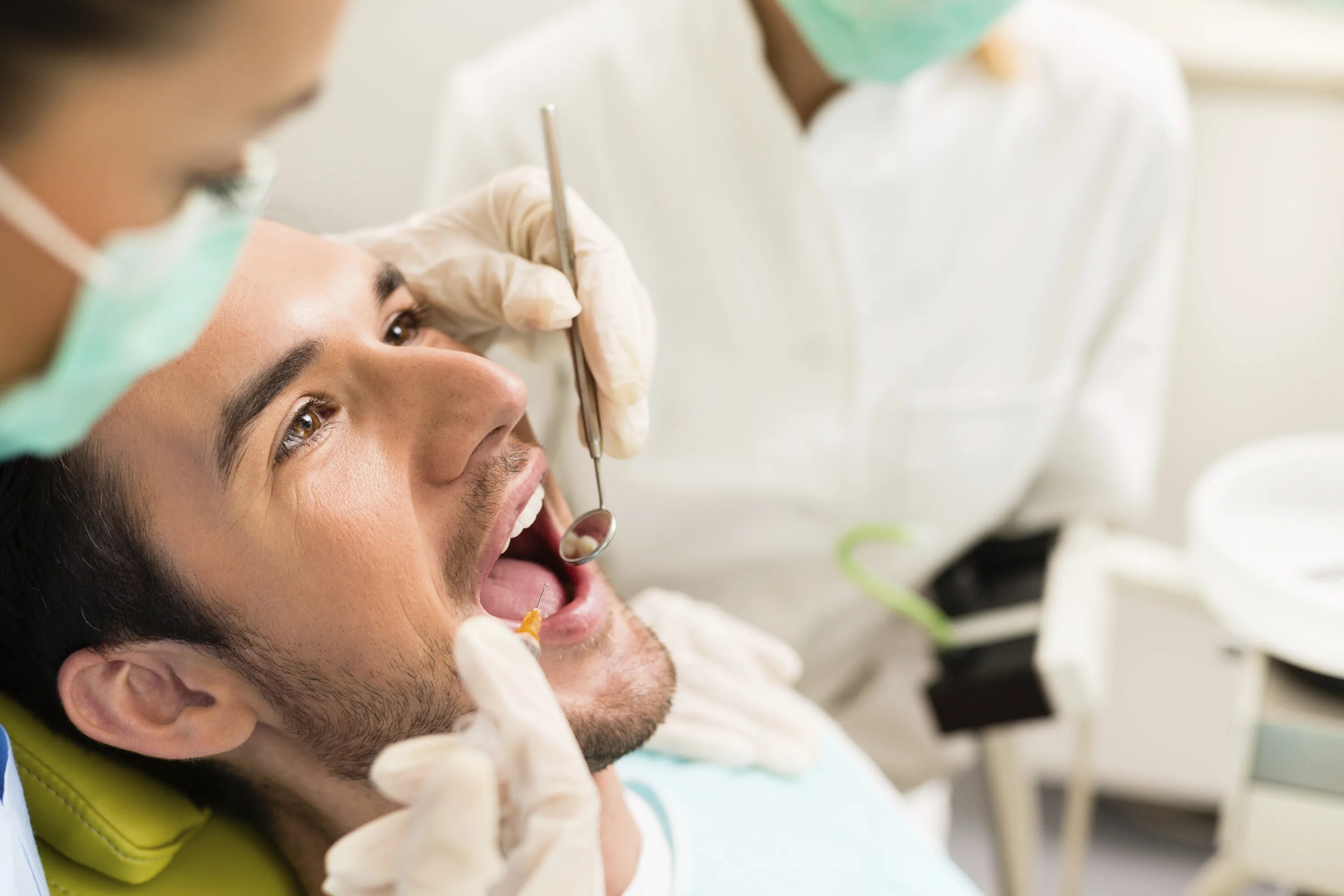 Методы лечения полости рта. Стоматолог. Человек у стоматолога. Стоматолог мужчина.
