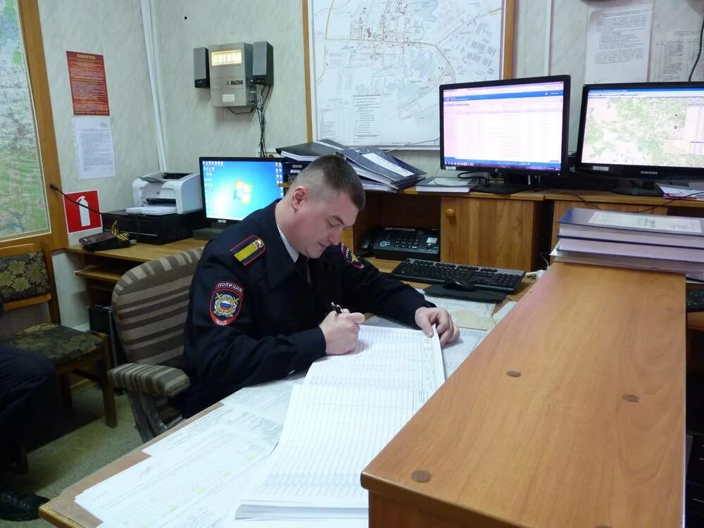 Оперативные дежурные органов внутренних дел. Помощник оперативного дежурного дч. оперативный отдел мвд дежурный дежурной части мвд. помощник оперативного дежурного полиции. дежурные части овд.