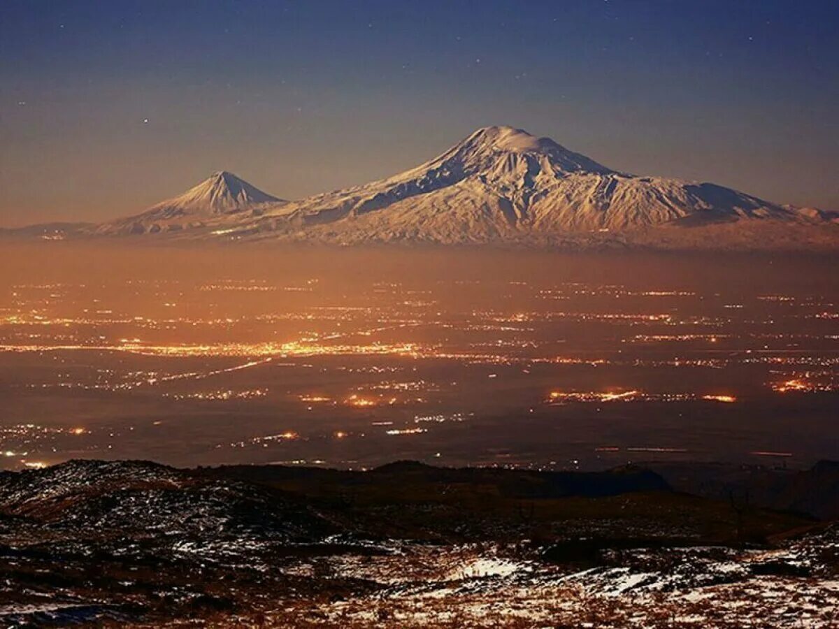 Арарат в турции или армении. Гора Арарат и Масис. Масис Арарат Армения. Гора Арарат со стороны Турции. Гора Арарат со стороны Армении.