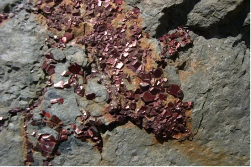 слюда флогопит минерал. биологическое выветривание. мусковит (белая калиевая слюда). Mechanical weathering. биогенное выветривание.