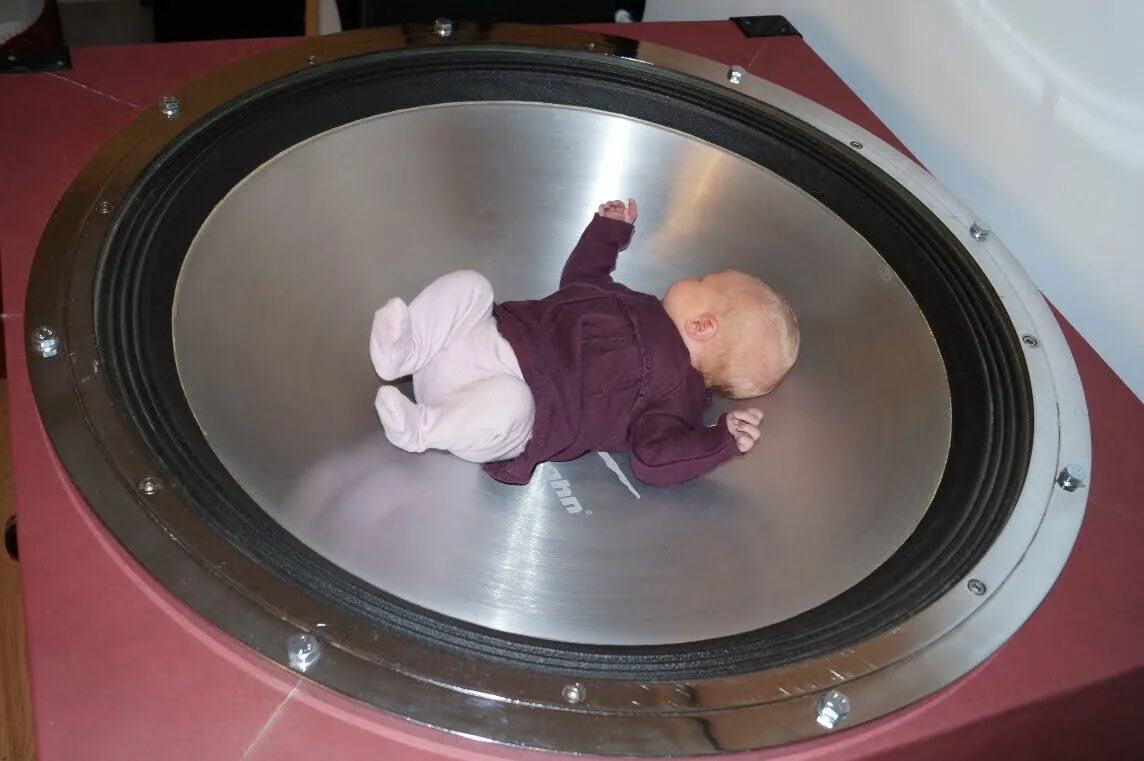 Сабвуфер u-dimension glow 10000sw. Сабвуфер mccauley m421. Самый мощный сабвуфер. Самый большой динамик. Matterhorn сабвуфер.