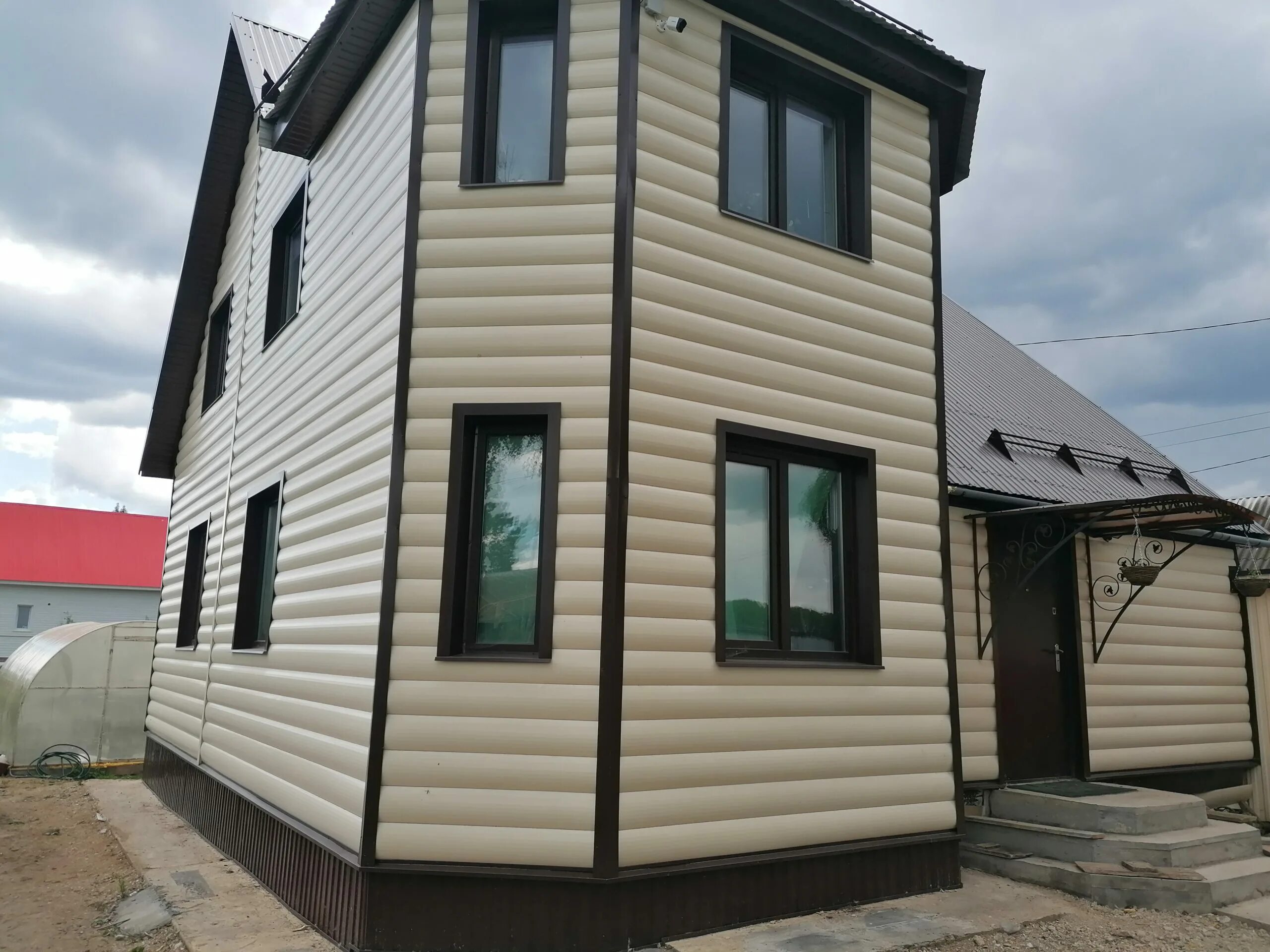 дом сайдинг под бревно фото. сайдинг для наружной отделки бревно. домик сайдинг под бревна. сайдинг блок хаус под бревно. дом сайдинг под бревно фото.