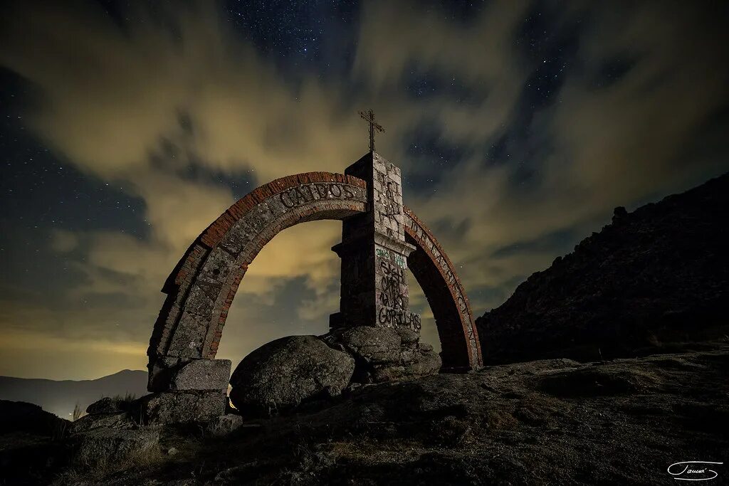Lua monolith. Monolith. tomas sanchez. monolith series. фон на памятник облака.
