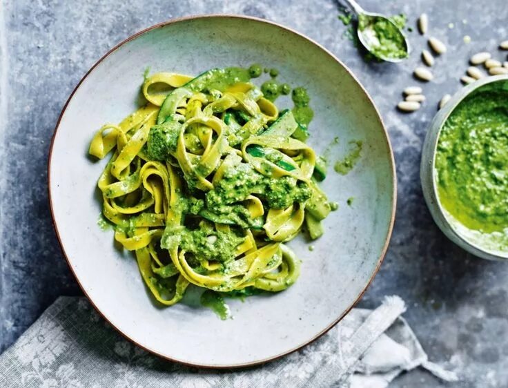 Фетучини со страчателлой. Соус из шпината. Pesto sosu. Зеленый соус к мясу. Соус песто с мясом.