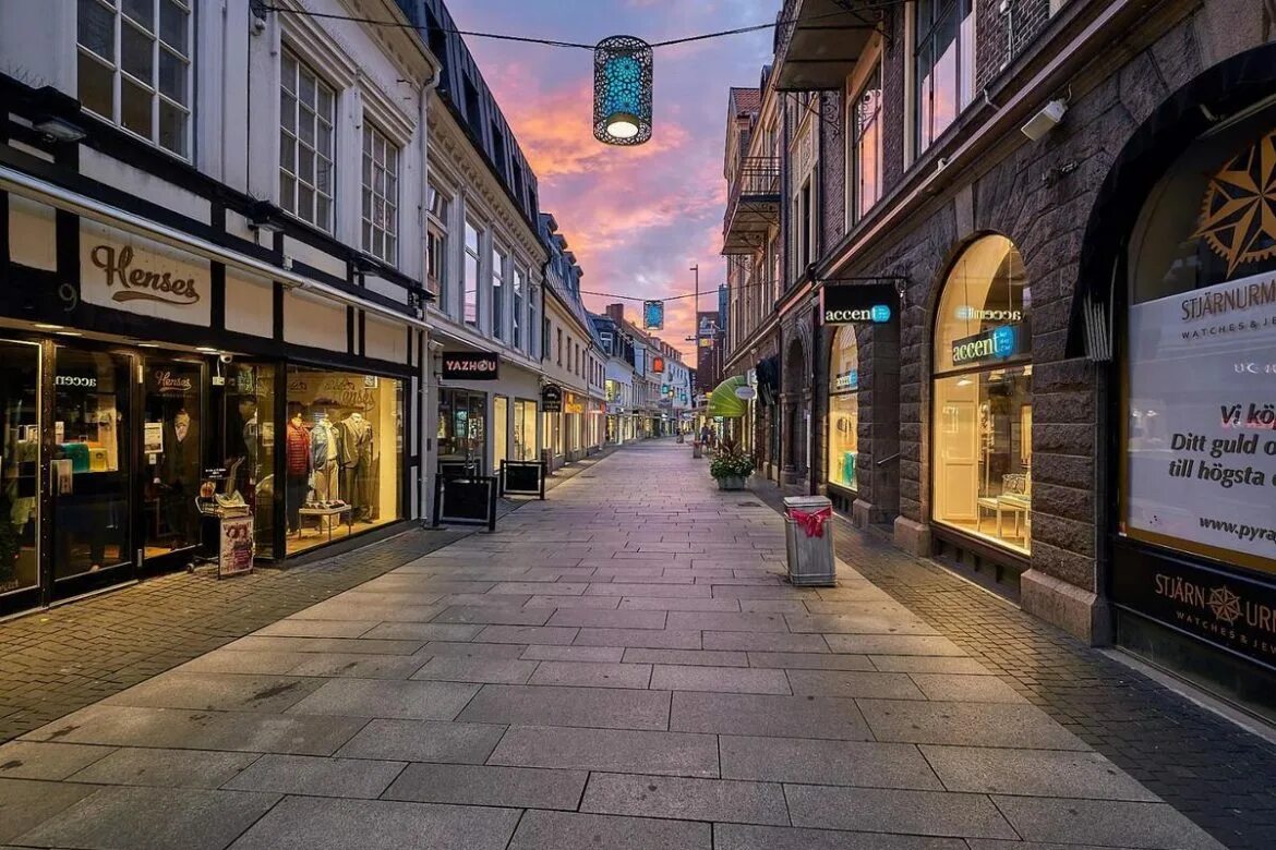 Квартал Сохо в Лондоне. Улица города. Улица с магазинами. Street shop store