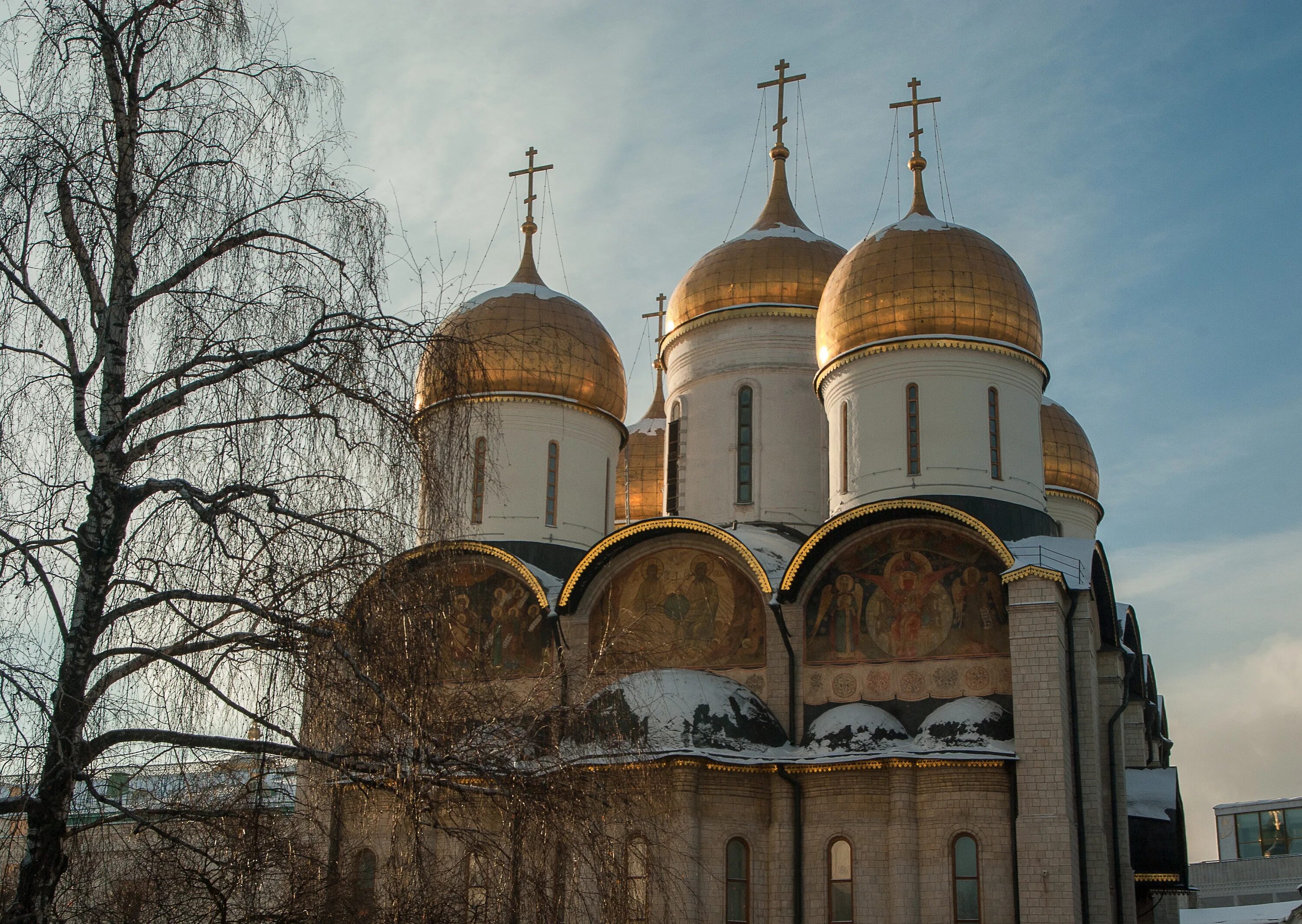 Православный храм какие есть. Шлемовидный купол храма Москва. Храм Византия шлемовидный купол. Шлемовидные и луковичные купола. Луковичные купола в Успенском соборе.