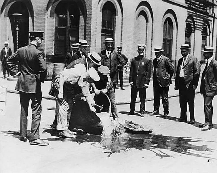 Бутлегеры в сша. Бутлегеры чикаго. Сухой закон сша 1919-1933. Эпоха сухого закона. Сухой закон сша 1919-1933.