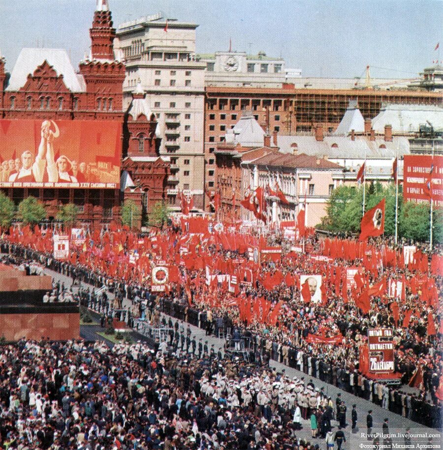 Парад 1 мая москва. Первомайская демонстрация в СССР. 1 Мая красная площадь СССР. Первомайская демонстрация в СССР 30-Е. 1 Майская демонстрация в СССР.