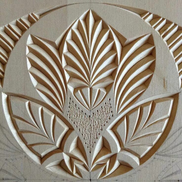 Художественная обработка древесины в технике контурной резьбы. Резьба по дереву контурная резьба. Геометрическая резьба птица. Геометрический орнамент резьба по дереву.