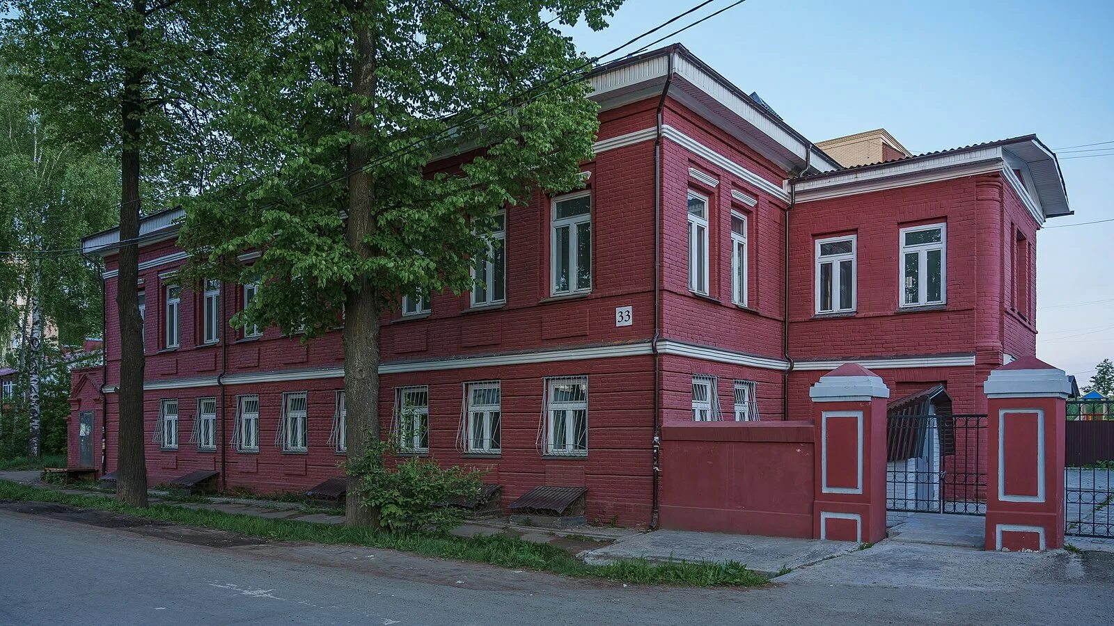 Дом купца колотова в глазове. Глазов ул первомайская 1. Г глазов ул первомайская. Удмуртская улица глазов. Советская 33 глазов.