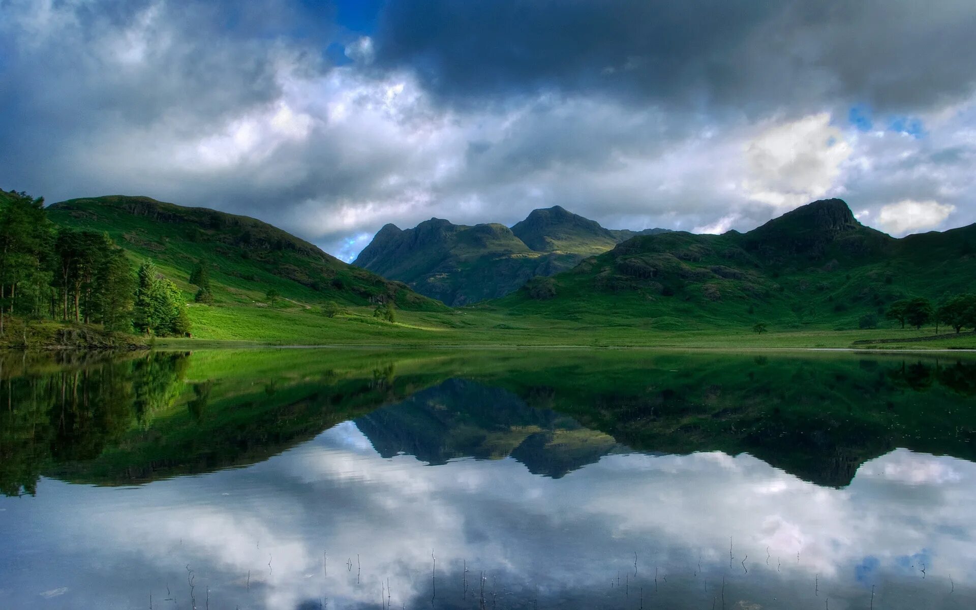 Вода на холме. Зеленые холмы горный Алтай. Азорские острова. Green Hills зеленые холмы Ирландии. Озеро в горах.