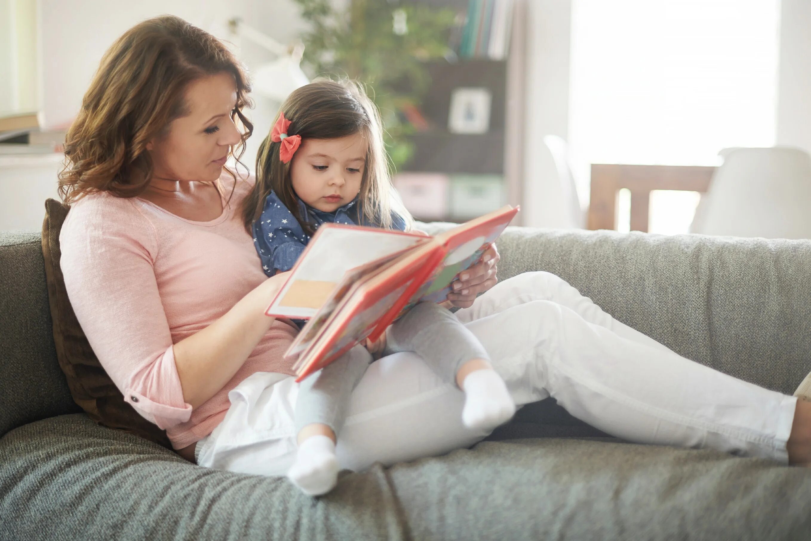 Мама читает дочке книгу. Чтение мамы и ребенка. Мама с книжкой и ребенком. Мама читает ребенку. Чтение книг с дочкой.