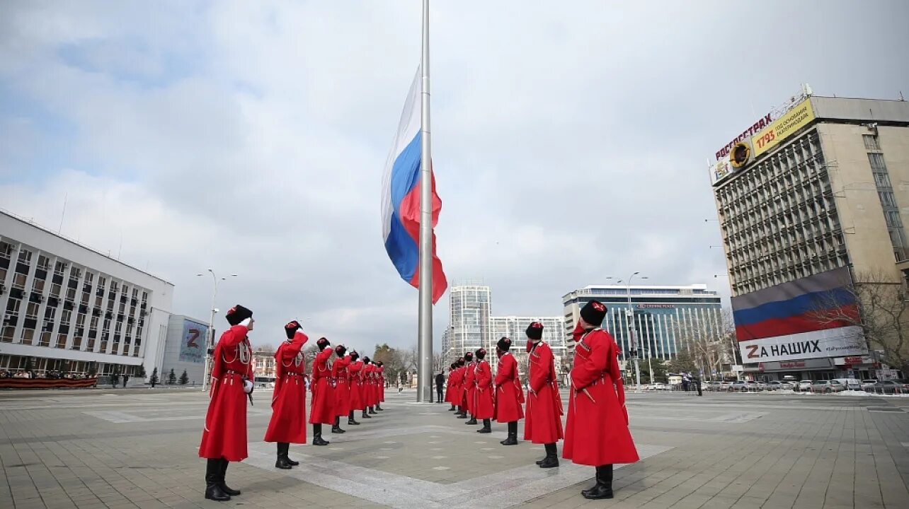 Поднятие знамя. Поднятие флага. Поднятие флага РФ. Поднятие государственного флага. Подъем флага.