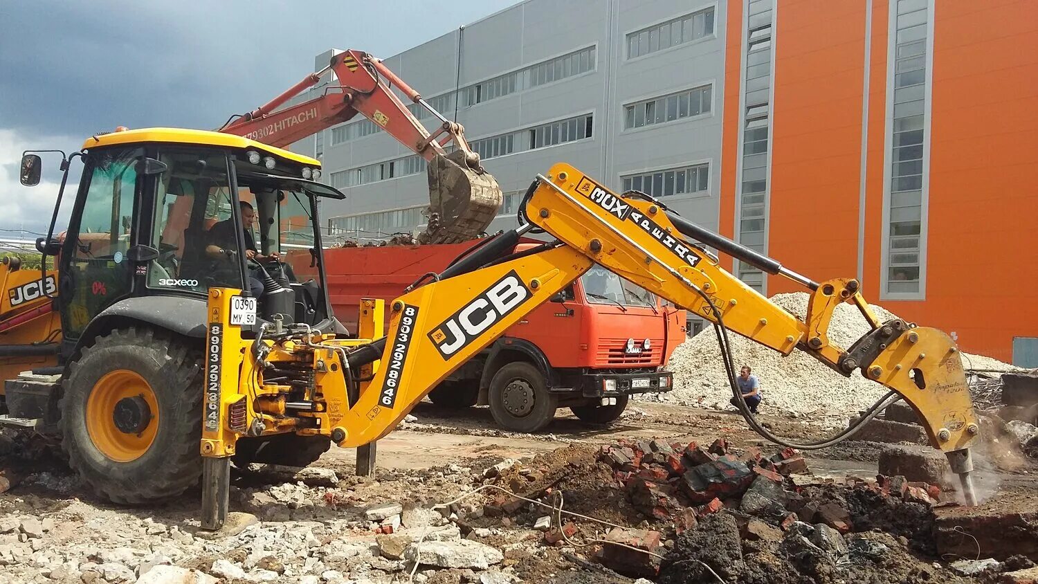 стоянка строительной техники. современная строительная техника. уборка снега экскаватором погрузчиком jcb. экскаватор-погрузчик jsb 4cx. камаз 6520 снег грузит jcb 3 cx.