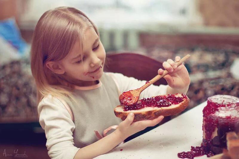 Русские сладкоежки. Сладости для детей. Девочка ест варенье. Ребенок ест варенье.