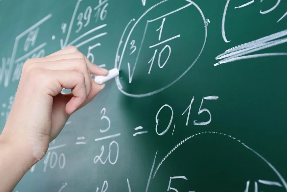 Математические прогнозы на сегодня. Школьная доска математика. Человек пишет на доске. Ученый у доски. Учитель на доске пишет формулы.