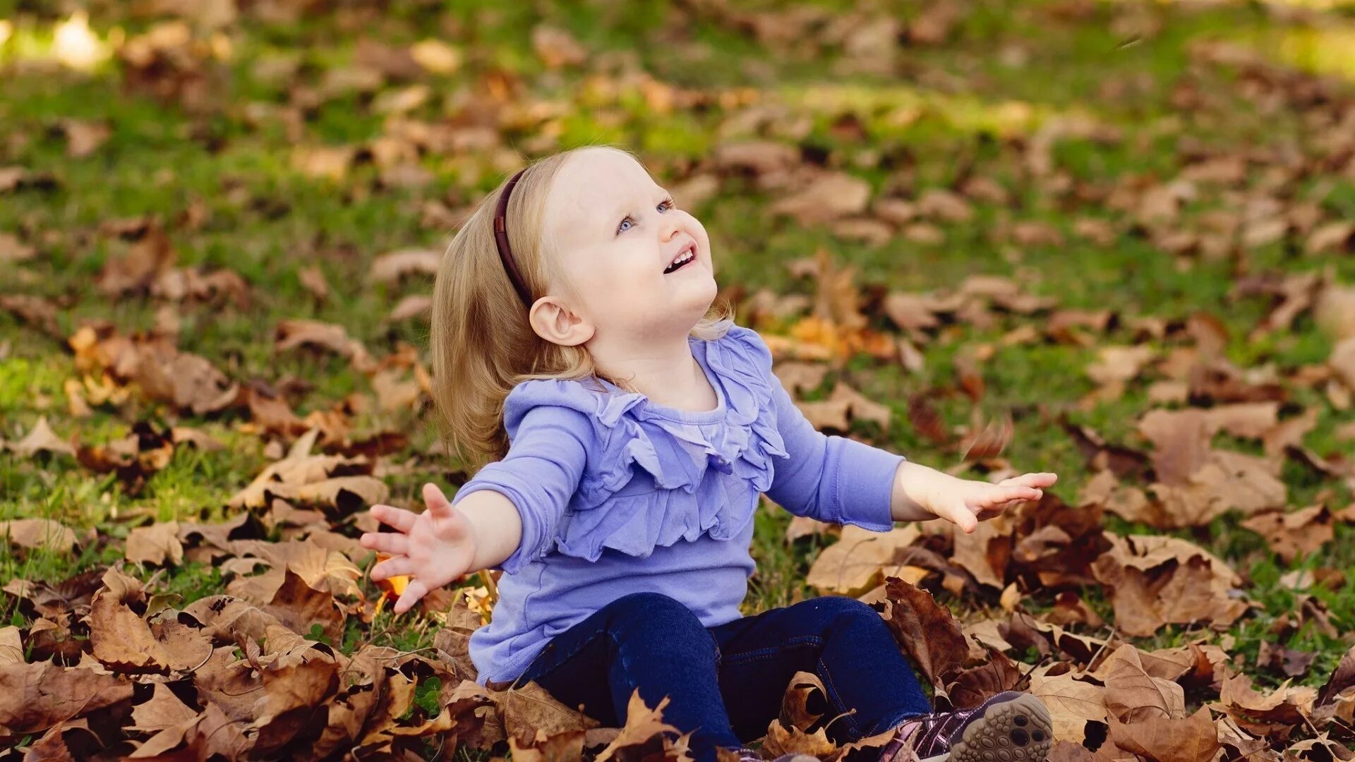 Замечательный малыш. Дети осенью. Дети и природа. Листья для детей. Маленькие дети осенью.