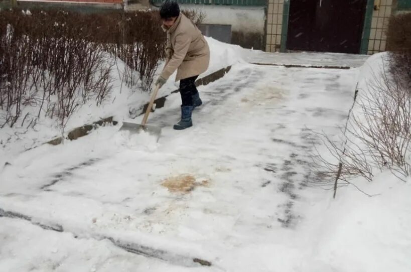 доу расчищают дорожку от снега. упражнения с лопатой для снега. расчищенная дорожка от снега. ребята расчистили от снега дорожки около. ребята расчищали от снега дорожки около школы на рас.