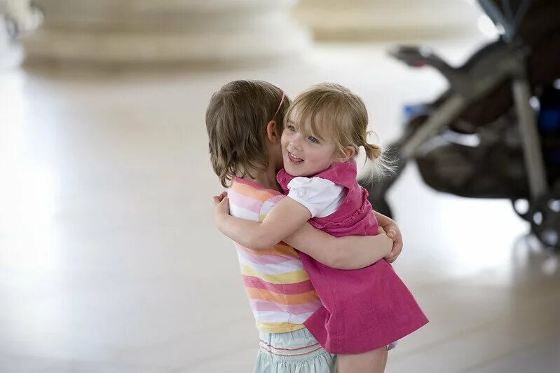 Счастливый ребенок. Девушка обнимает ребенка. Обнимает ребенка. Kids hug. Kids hug.