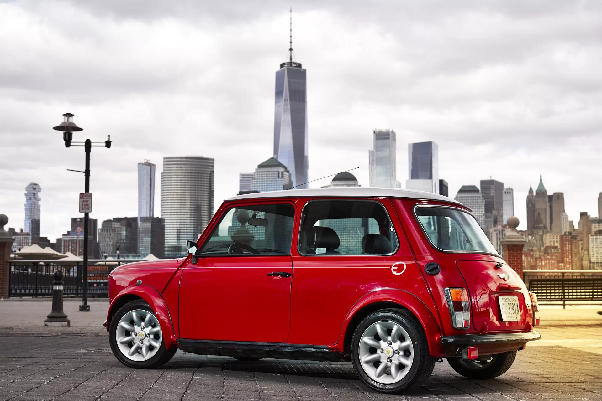 Сколько лет мини. Мини купер электро. mini cooper electric car battery. мини купер будущего. mini classic.