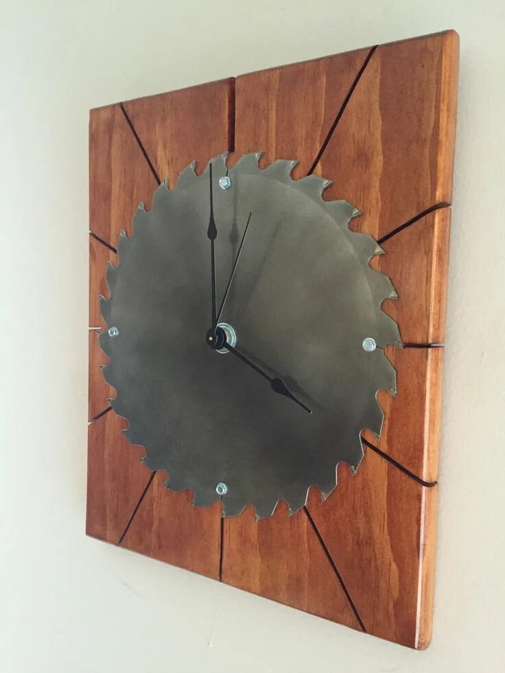 Самодельные настенные. Необычные настенные часы из дерева. Настенные часы из досок. Самодельные настенные часы. Самодельные часы на стену.