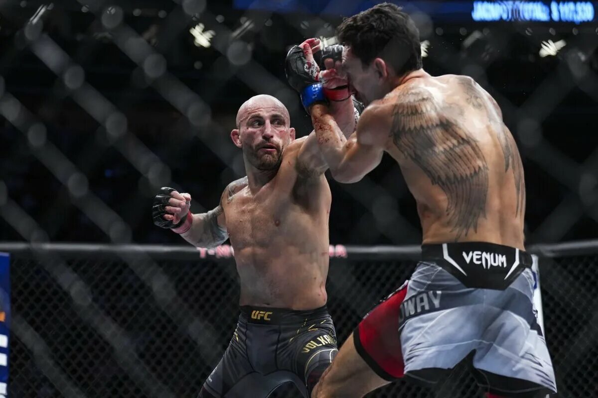 Ufc декабря. Тони фергюсон чендлер удар. Макс холлоуэй келвин каттар. Холлоуэй волкановски 3 бой. Бой юфс конор порье бой.