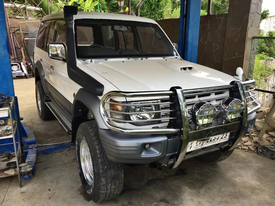 Mitsubishi pajero 2 с кенгурятником. Мицубиси паджеро 2 с кенгурятником. Mitsubishi pajero 2 с кенгурятником. Митсубиси паджеро 2 с кенгурятником. Кенгурятник на паджеро спорт 2.