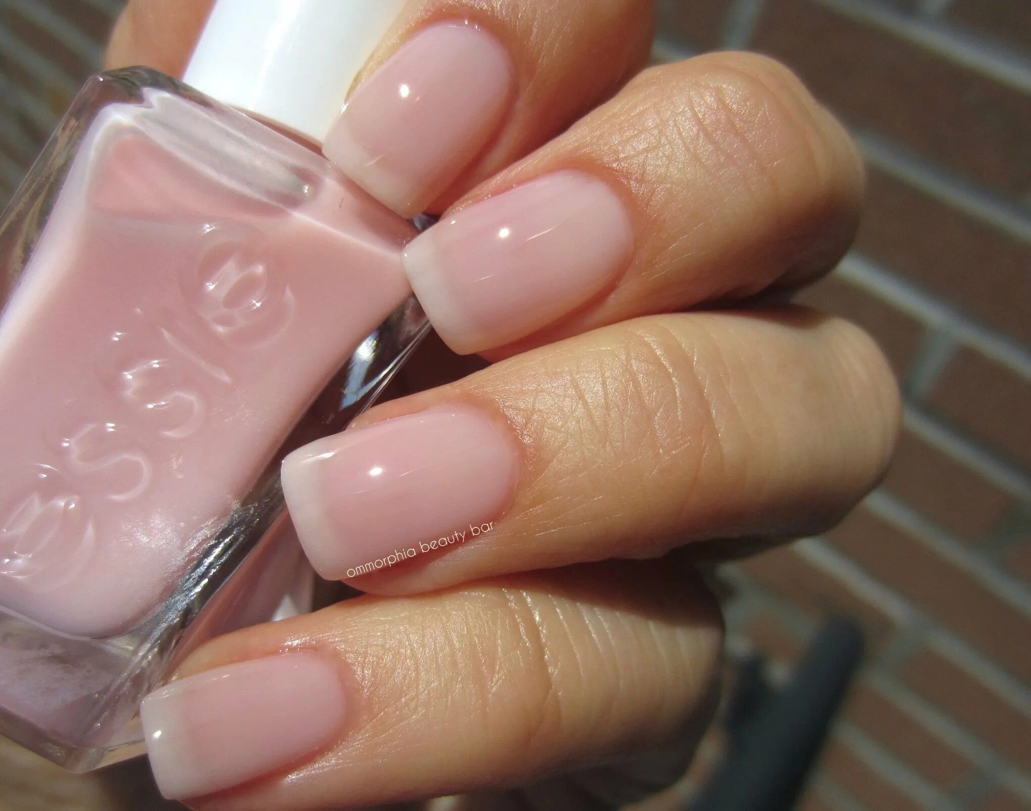 Прозрачно розовый лак. Лак Essie Sheer Fantasy. Лак Essie полупрозрачный. Полупрозрачный розовый лак Essie Gel. Лак Эсси молочно розовый.