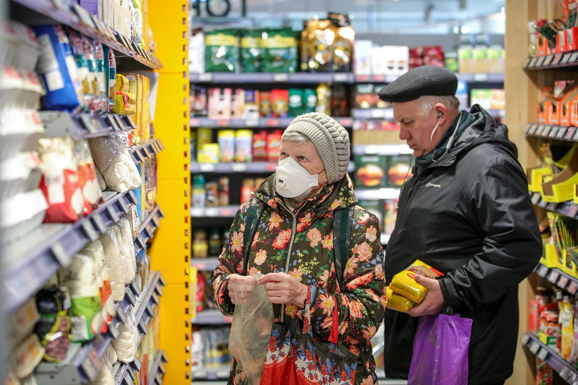 Бабка в магазине. Пенсионерка в магазине. Пенсионер в продуктовом магазине. Пенсионер в супермаркете. Пенсионеры в масках в магазине.