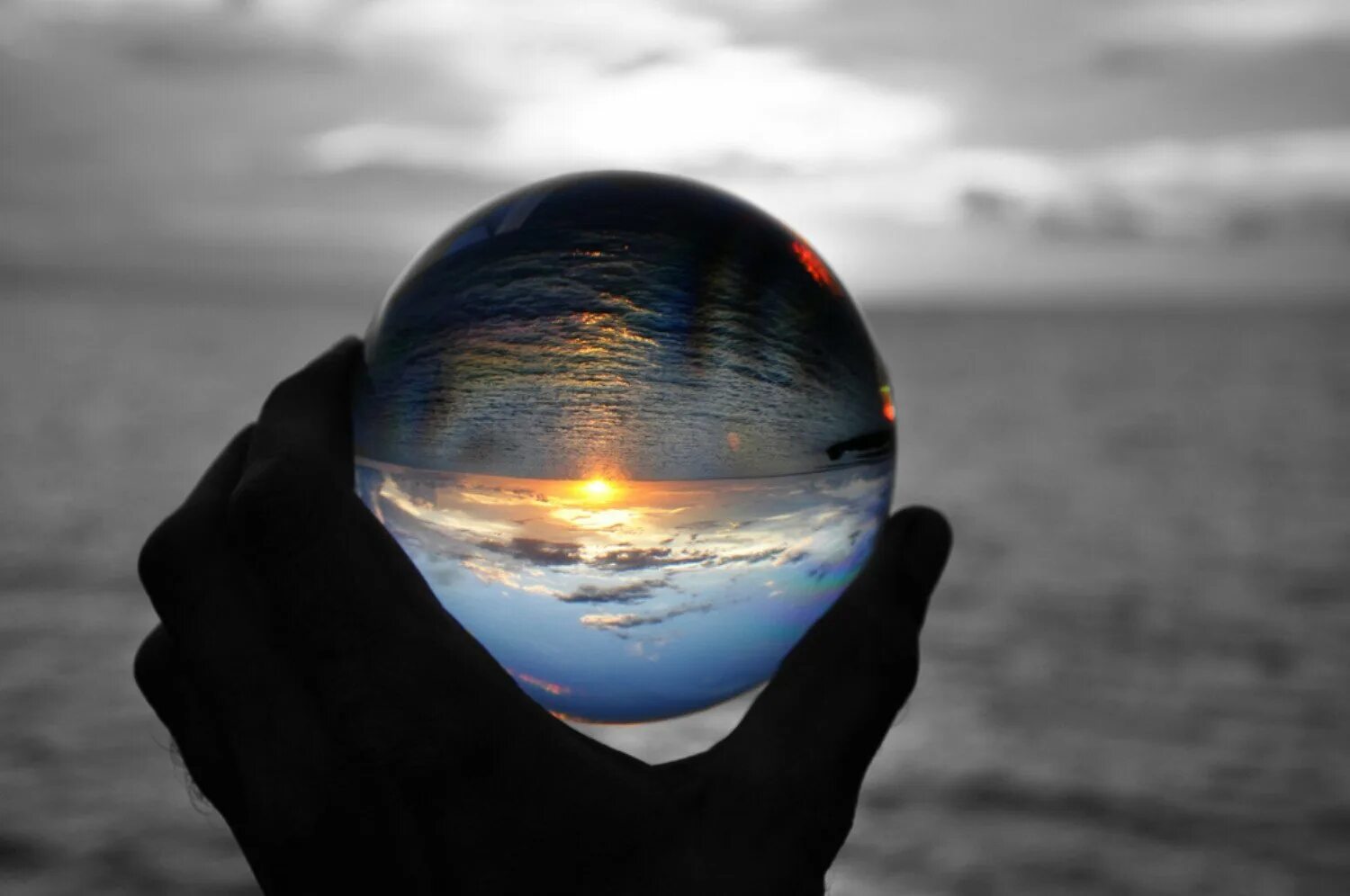 Рассказ назло хрустальный шар. Стеклянный шар в руке. Мир в стеклянном шаре. Стеклянный шар на ладони. Отражение в шаре.