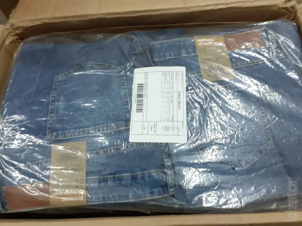 заводская упаковка куртки. кондиционер в упаковке. картонная упаковка для бытовой техники.