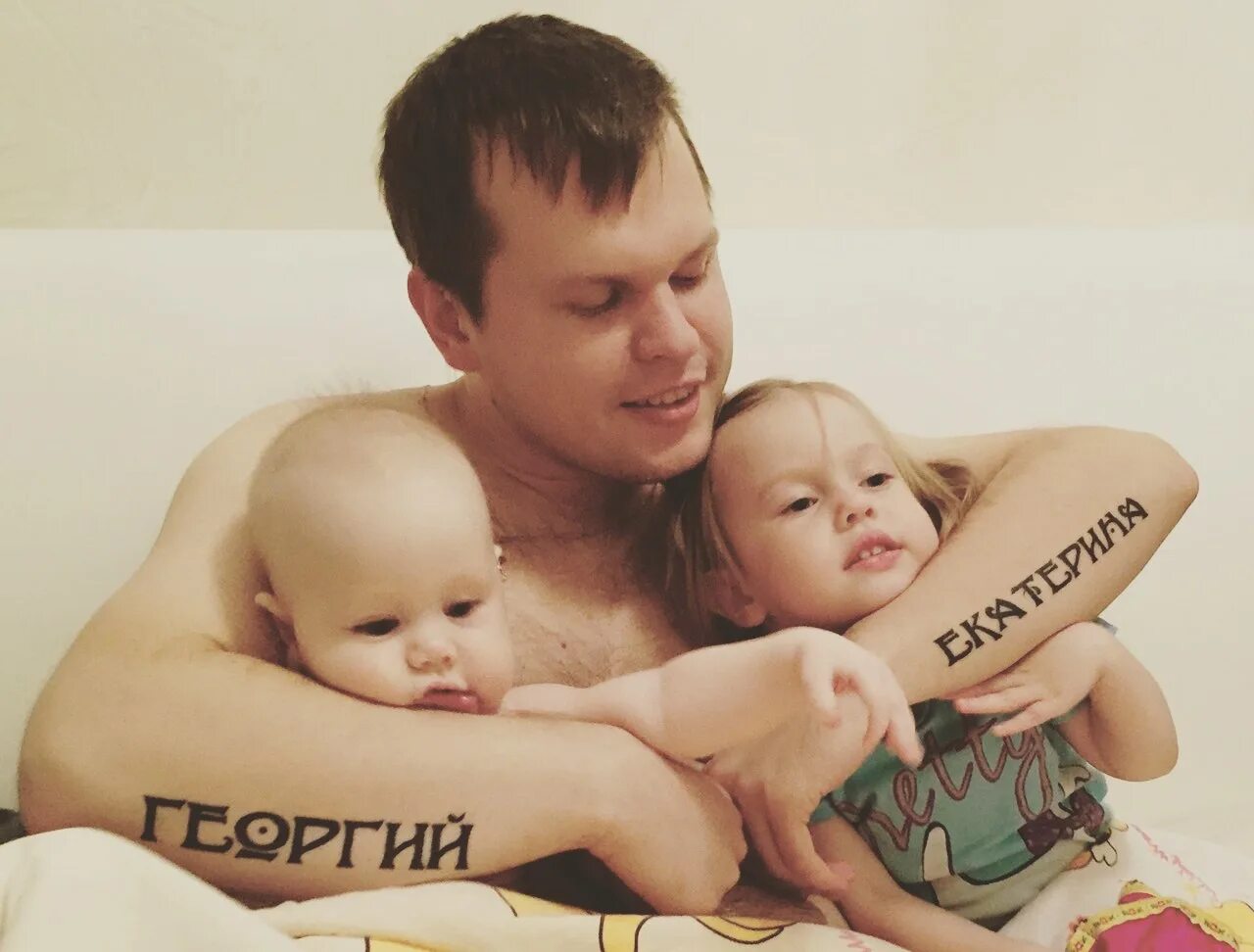 Татуировки для отцов. Татуировки с детьми для отцов. Тату с детьми для папы. Татуировка отец и сын. 3 детей призовут ли