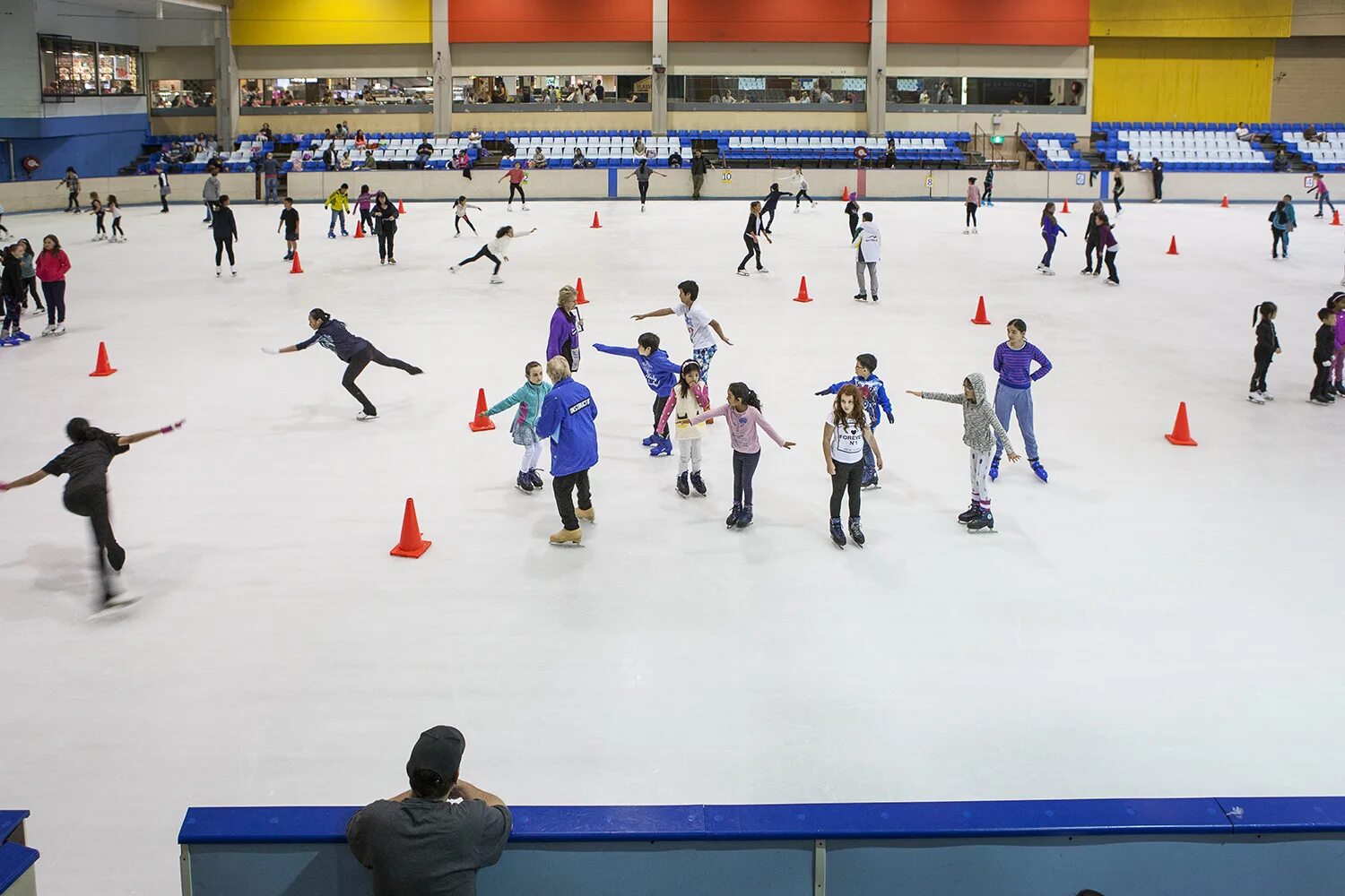 Сегодня есть каток. Каток. The Rink каток. Конькобежный спорт каток. Каток в Ташкенте.