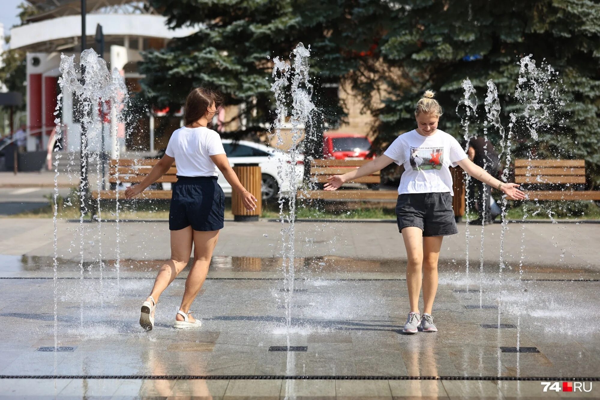 Жара сильно потею. Жара в городе. Девушки купаются в фонтане. Девочки 12 лет на улице. Лето жара.