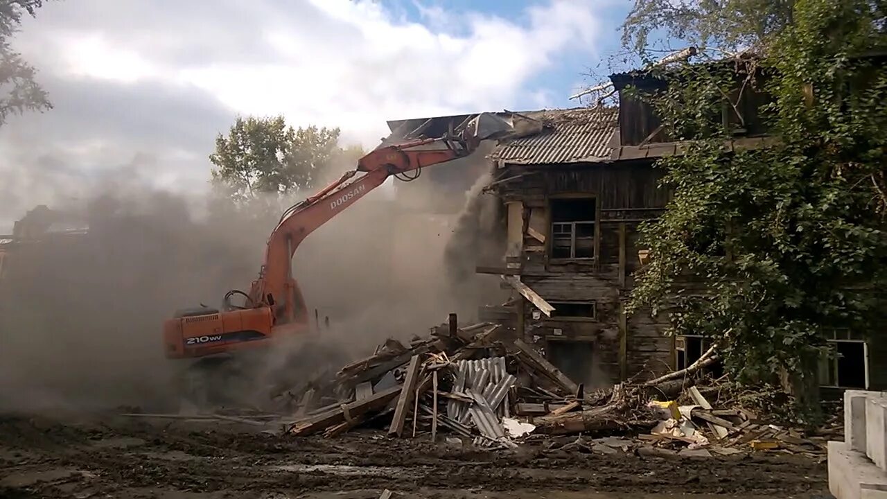 Заброшенные деревни подмосковья 2019. Заброшенные деревни и села новолялинского района. Стоит старый дом. Всратый деревянный дом. Старый домик.