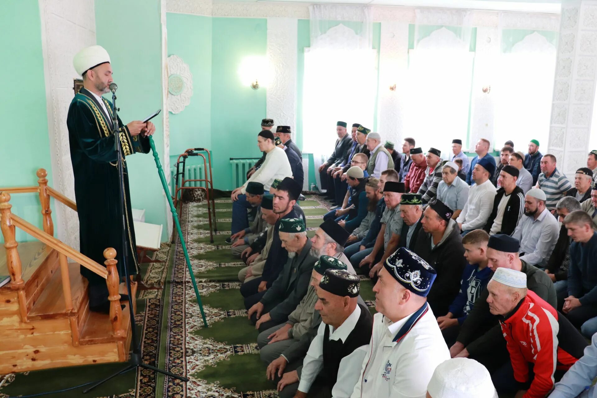 Пом гает