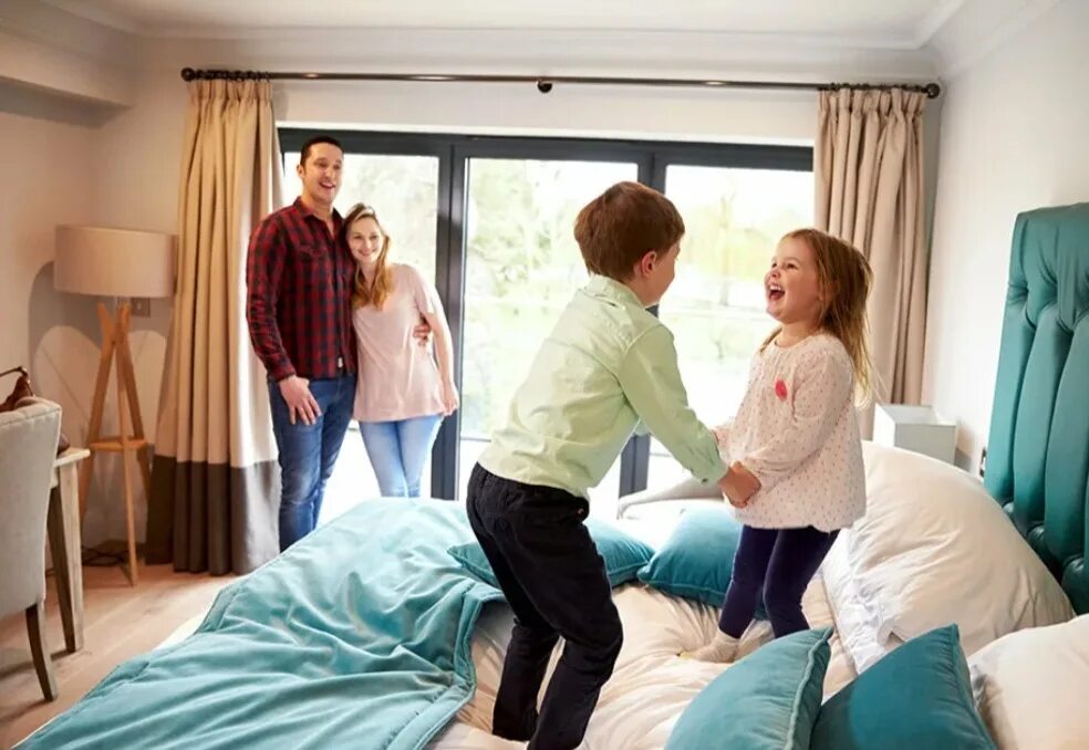 Люди в отеле. Отели booking. Our friends stay at the hotel because. Our friends stay at the hotel because. Пара заходит в отель.