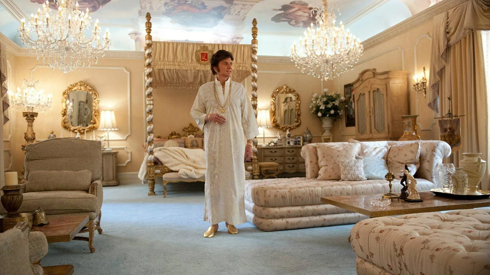 Работа в богатых домах. Девушка в богатом доме. Красивые богатые девушки. Вилла в стиле ампир. Роскошные богатые женщины.