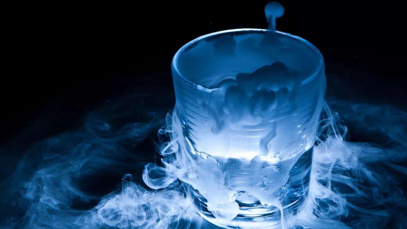 Сухой лед. Вода со льдом. Стакан кипятка. Ледяной дым.