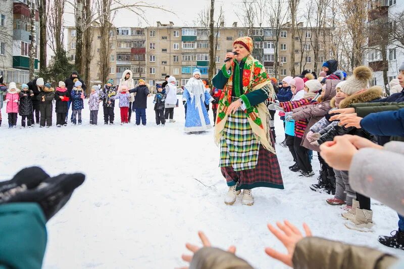 Масленица на улице. Ходьба на ходулях на Масленицу. Масленица в Липецке. С началом Масленицы. Игры на масленичную неделю