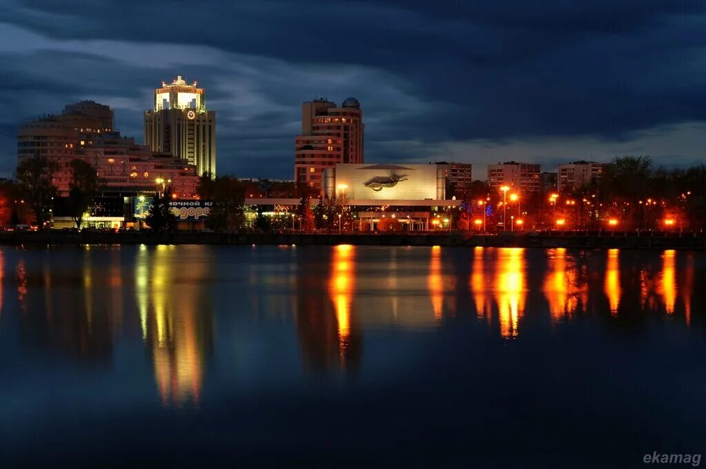 Екб вечером. Вечерний екатеринбург плотинка. Набережная екатеринбург ночью. Ночной екатеринбург. Вечерний екатеринбург.