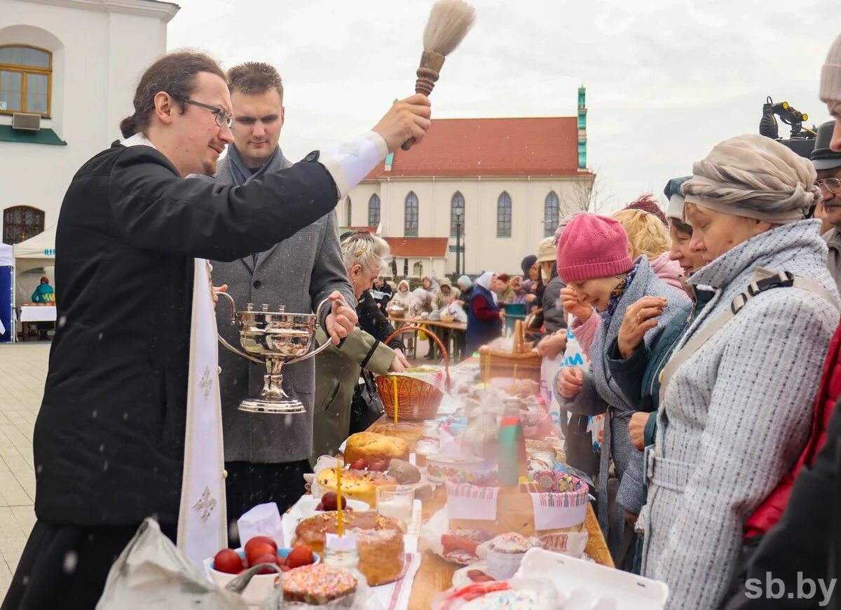 Освящение куличей. Освящение куличей накануне. Освящение Пасхи. Освятить куличи в Пасху.