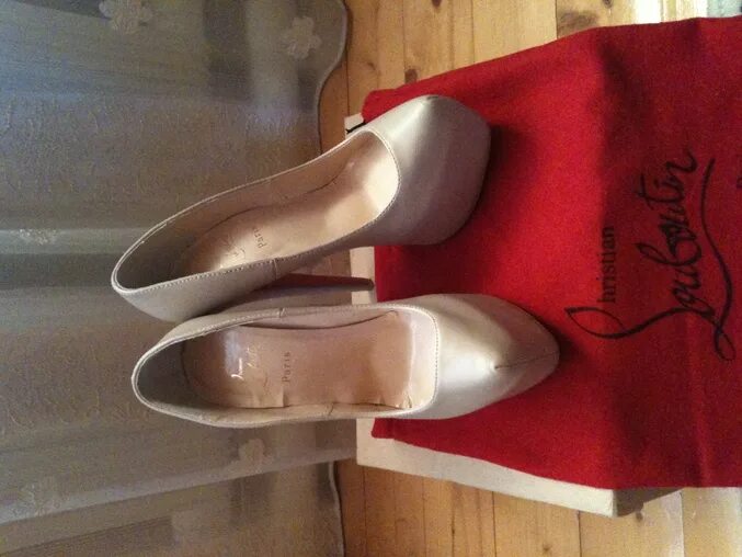 Нюхать туфли женские. Девушка целует туфли. Нюхать туфли. Вонючая женская обувь. Нюхать туфли.