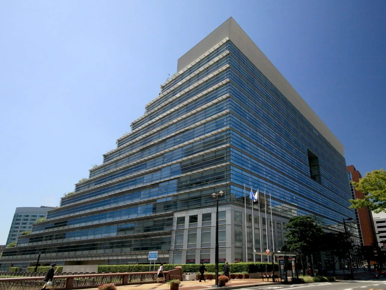 Культурный центр японии. Fukuoka prefectural international hall, япония. эмилио амбаш здание фирмы acros фукуока. культурный центр acros (фукуока, япония). культурный центр acros (эмилио амбаш, япония).
