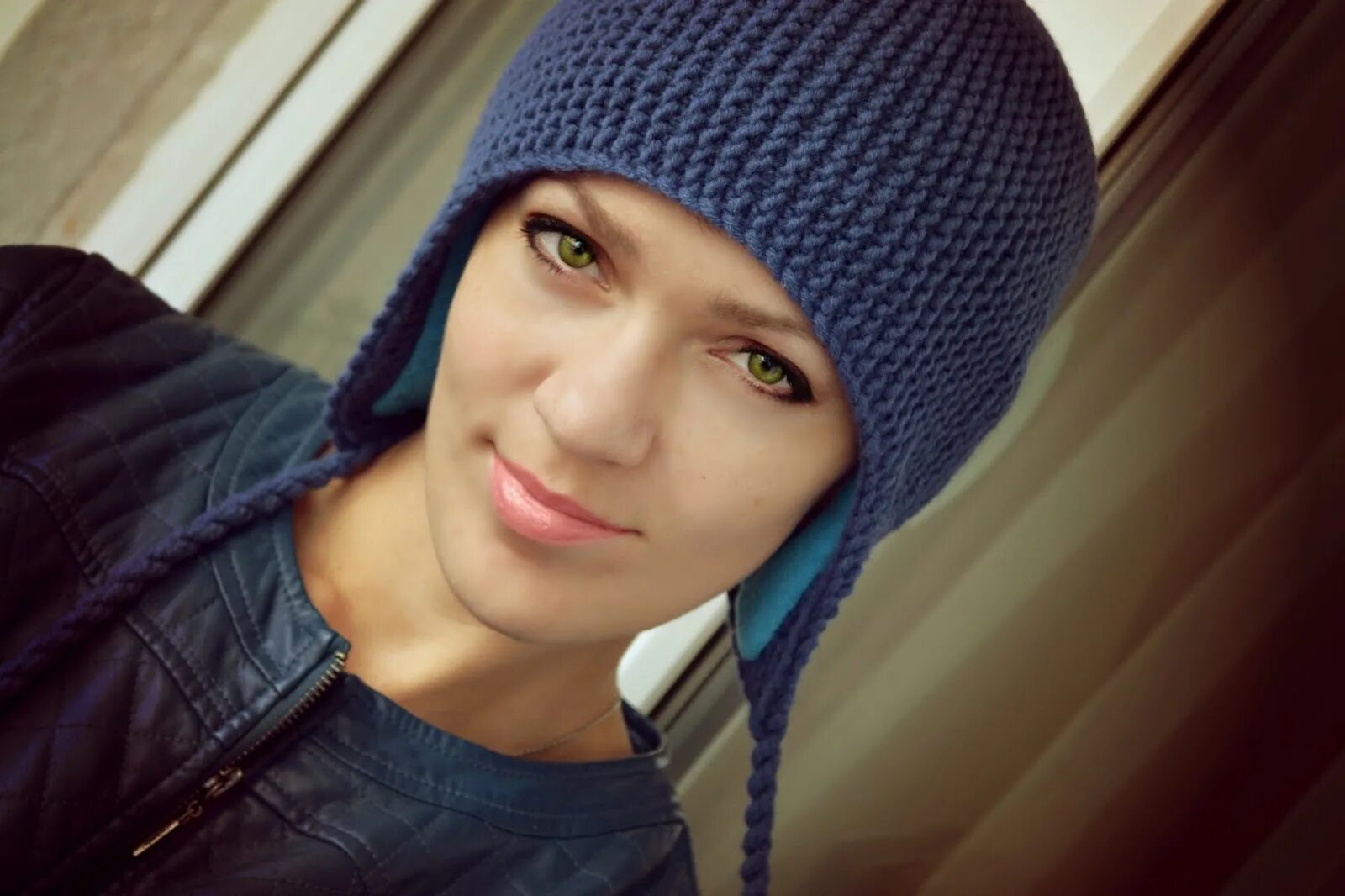 вязаные шапки дропс спицами. вязаные шапки платочной вязкой спицами. шапка бини платочной вязкой. шапка бини с отворотом спицами. вязание спицами шапки для женщин платочной вязкой.